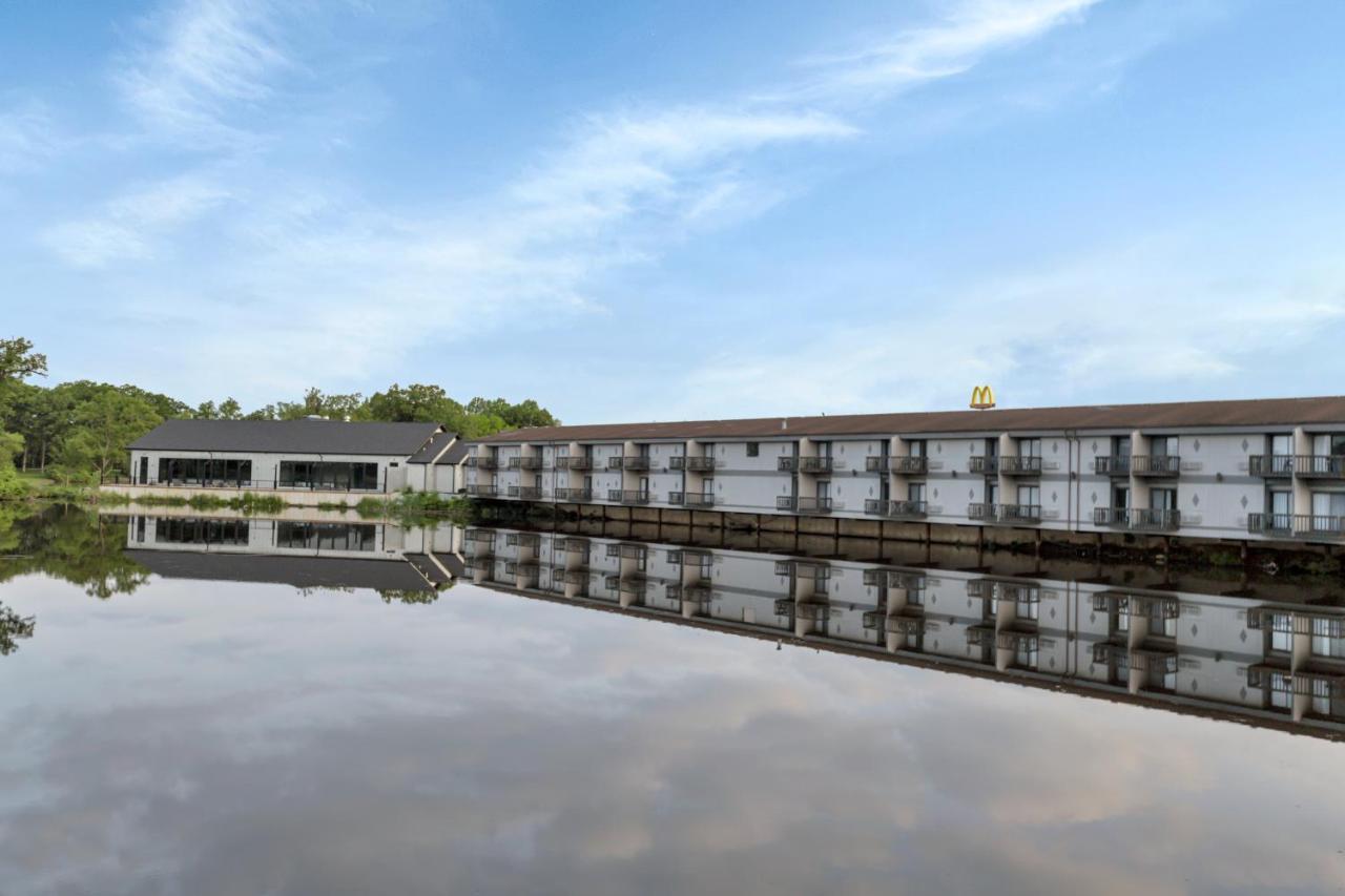 Waterbird Lakeside Inn Chesterton Bagian luar foto